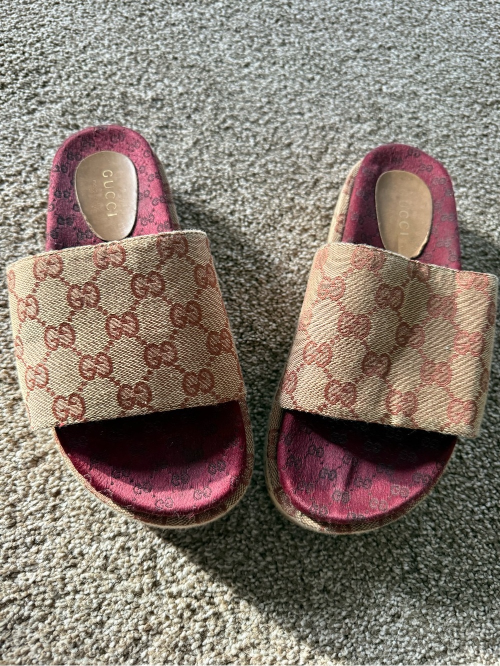 Gucci Beige GG Canvas Slide Sandals with Burgundy Footbed